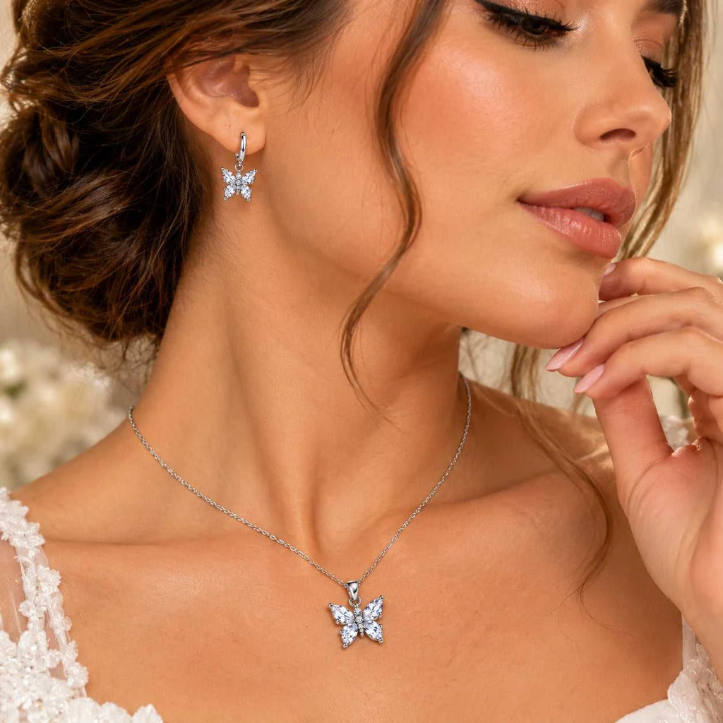 Conjunto Borboleta com colar e brincos usado em visual elegante
