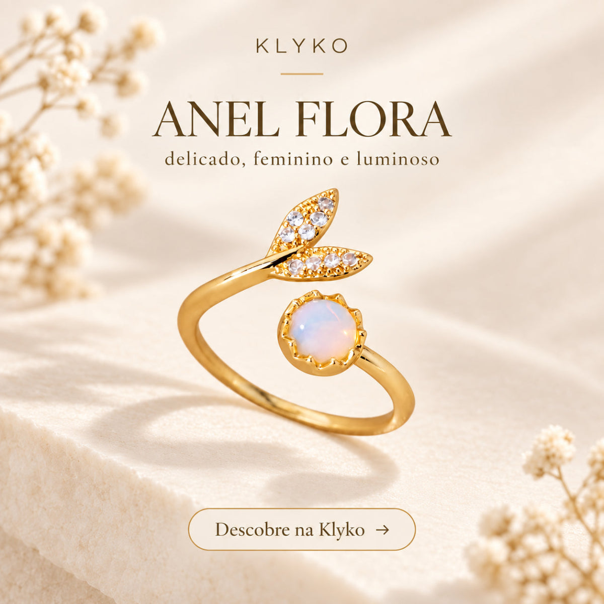 Anel FLORA dourado com design delicado, folhas brilhantes e detalhe central de efeito opalescente