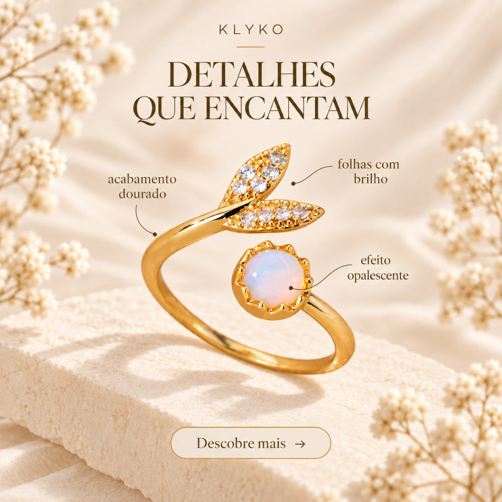 Detalhes do Anel FLORA com acabamento dourado, folhas brilhantes e efeito opalescente