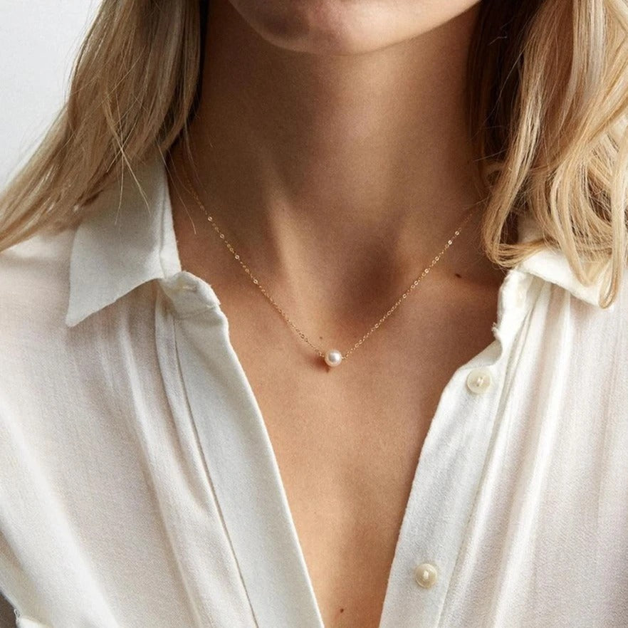 Colar feminino AURA com acabamento dourado e pérola sintética