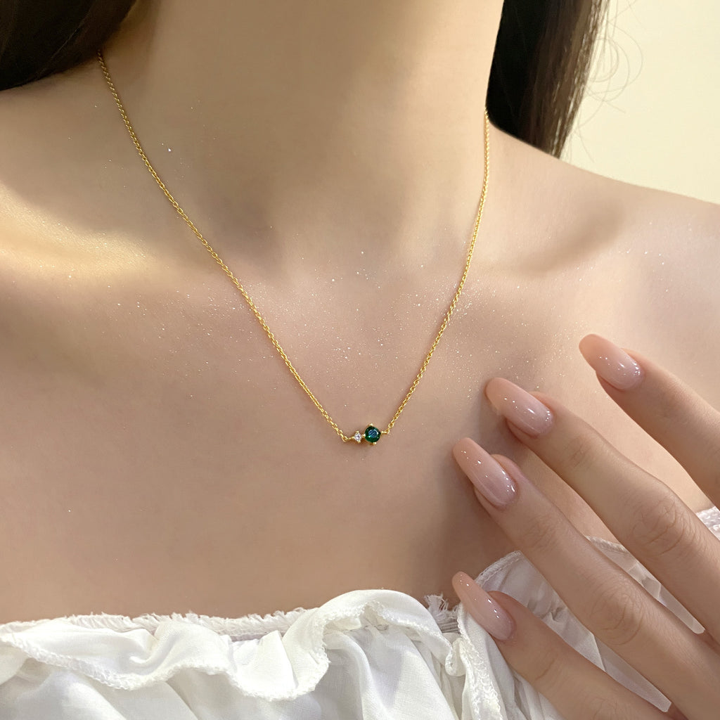 Colar Clara no pescoço - colar delicado com pedra do mês verde
