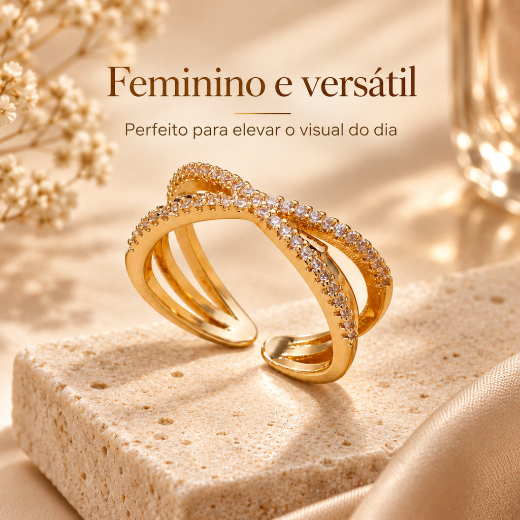 Anel GRACE dourado feminino e versátil apresentado em cenário premium bege