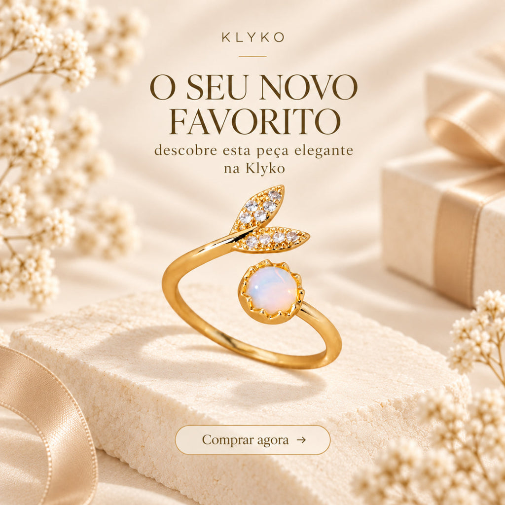 Anel FLORA feminino com acabamento dourado e detalhe opalescente em cenário elegante