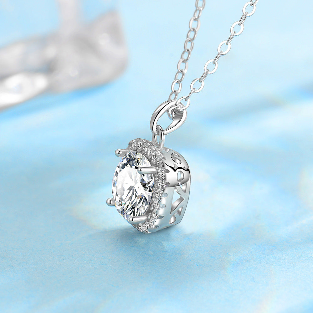 Detalhe do pendente quadrado do colar Eva com moissanite central de 1 ct e halo de brilho