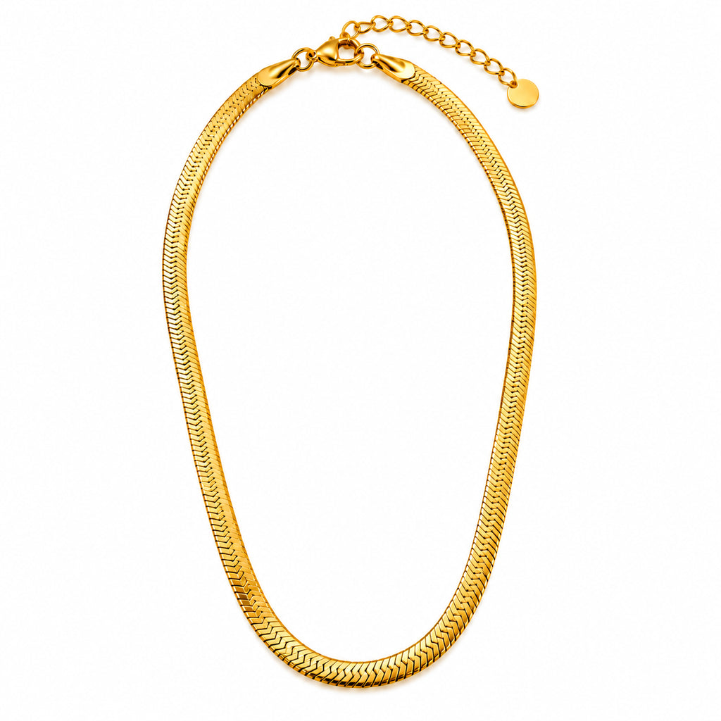 Colar SENA dourado e prateado em aço inoxidável apresentado em composição editorial.