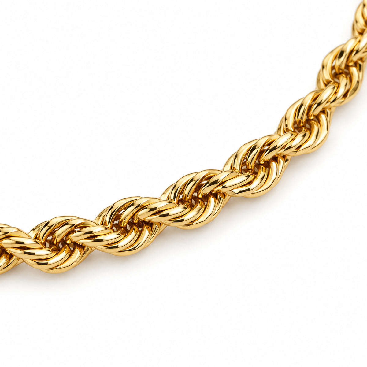 Detalhe da textura torcida tipo rope da Corrente IVY dourada.