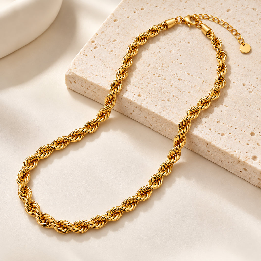 Corrente IVY dourada em aço inoxidável apresentada em composição elegante.