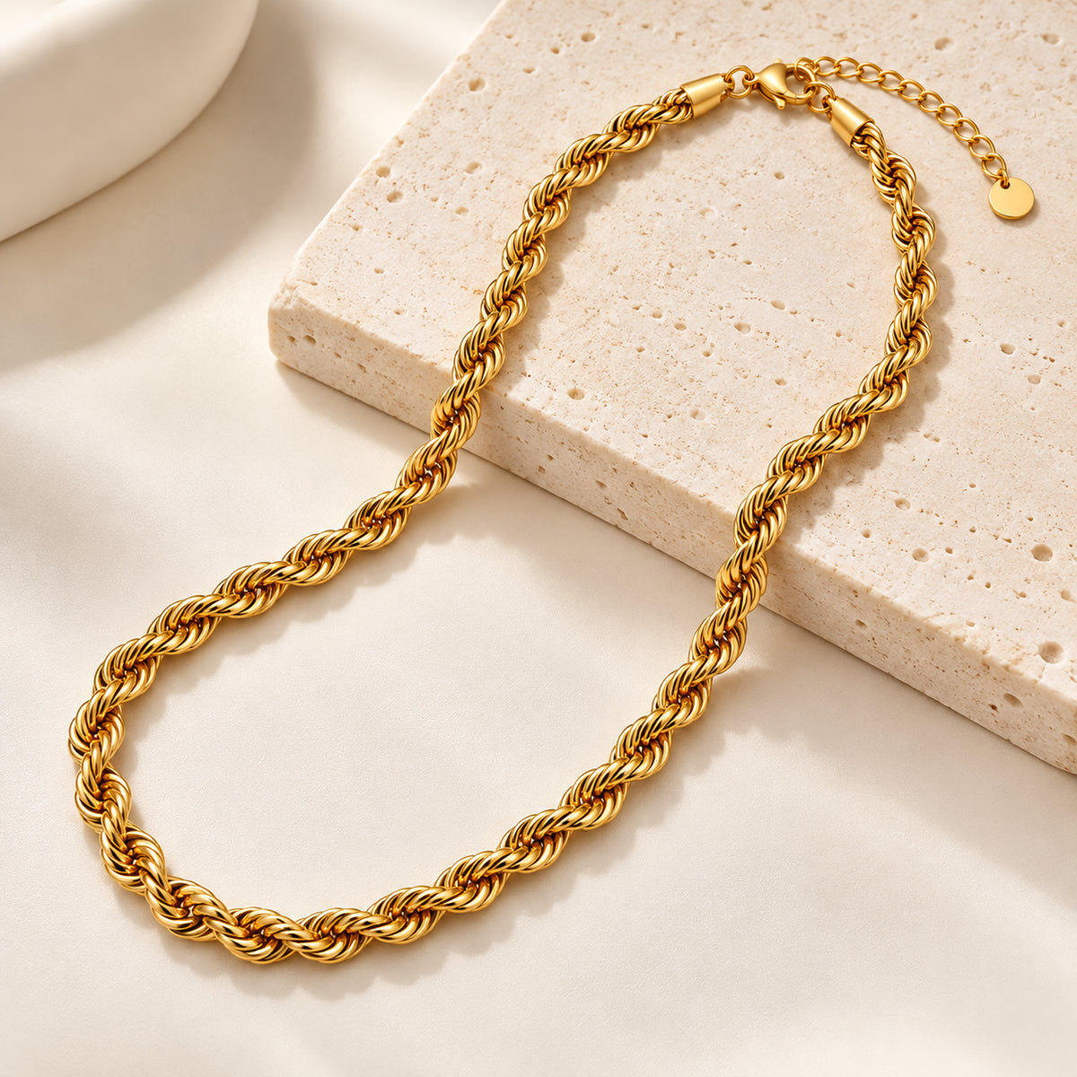 Corrente IVY dourada em aço inoxidável apresentada em composição elegante.