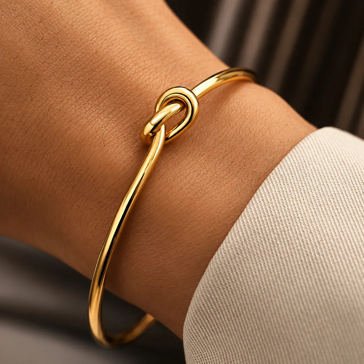Pulseira NOA em aço inoxidável usada no pulso, vista em contexto