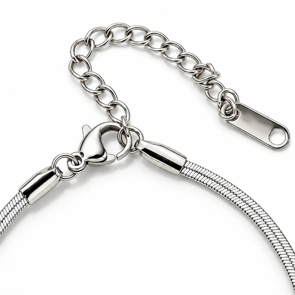 Pulseira NAYA prateada de corrente fina em aço inoxidável, vista alternativa em fundo branco