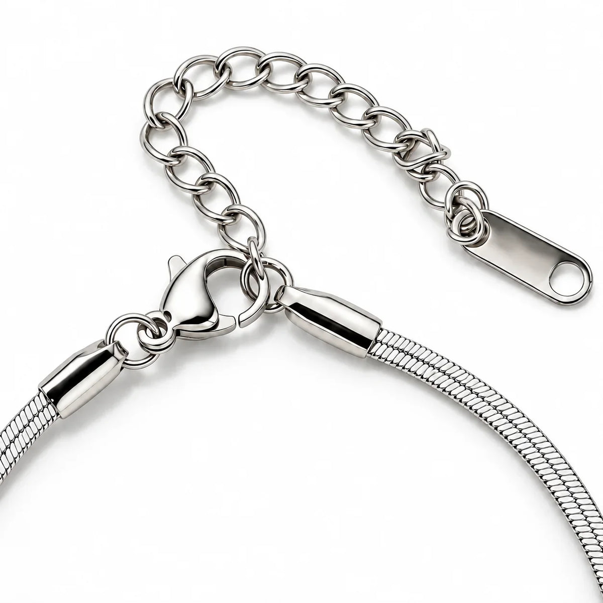Pulseira NAYA prateada de corrente fina em aço inoxidável, vista alternativa em fundo branco