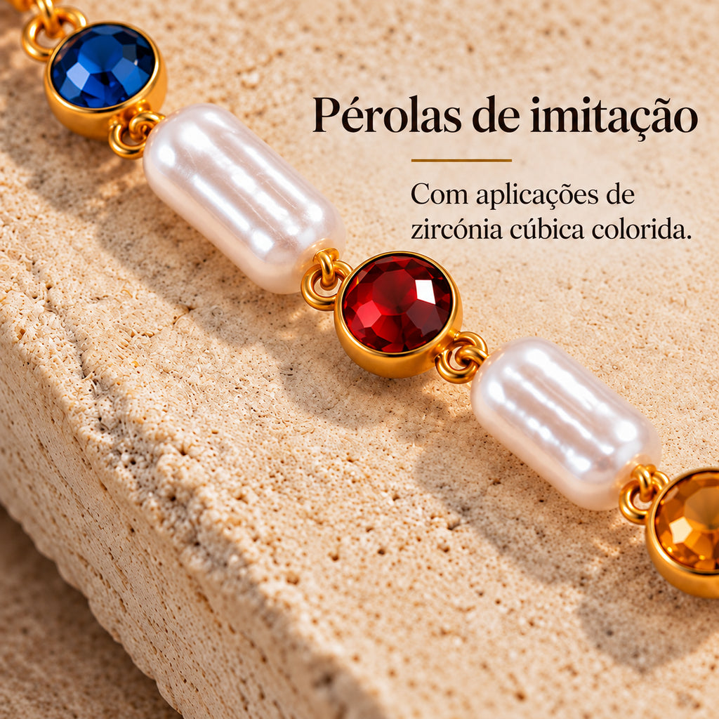 Pulseira NARA dourada em composição elegante, destacando os elementos decorativos.