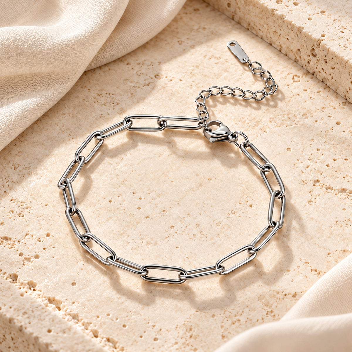 Pulseira ELOS em aço inoxidável apresentada em composição elegante.