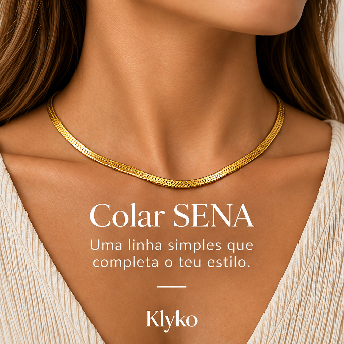 Colar SENA dourado em aço inoxidável com corrente plana, vista de detalhe.