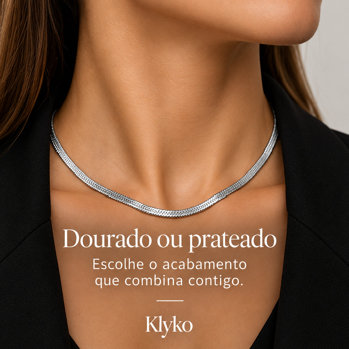 Colar SENA prateado em aço inoxidável com corrente plana, vista de detalhe.