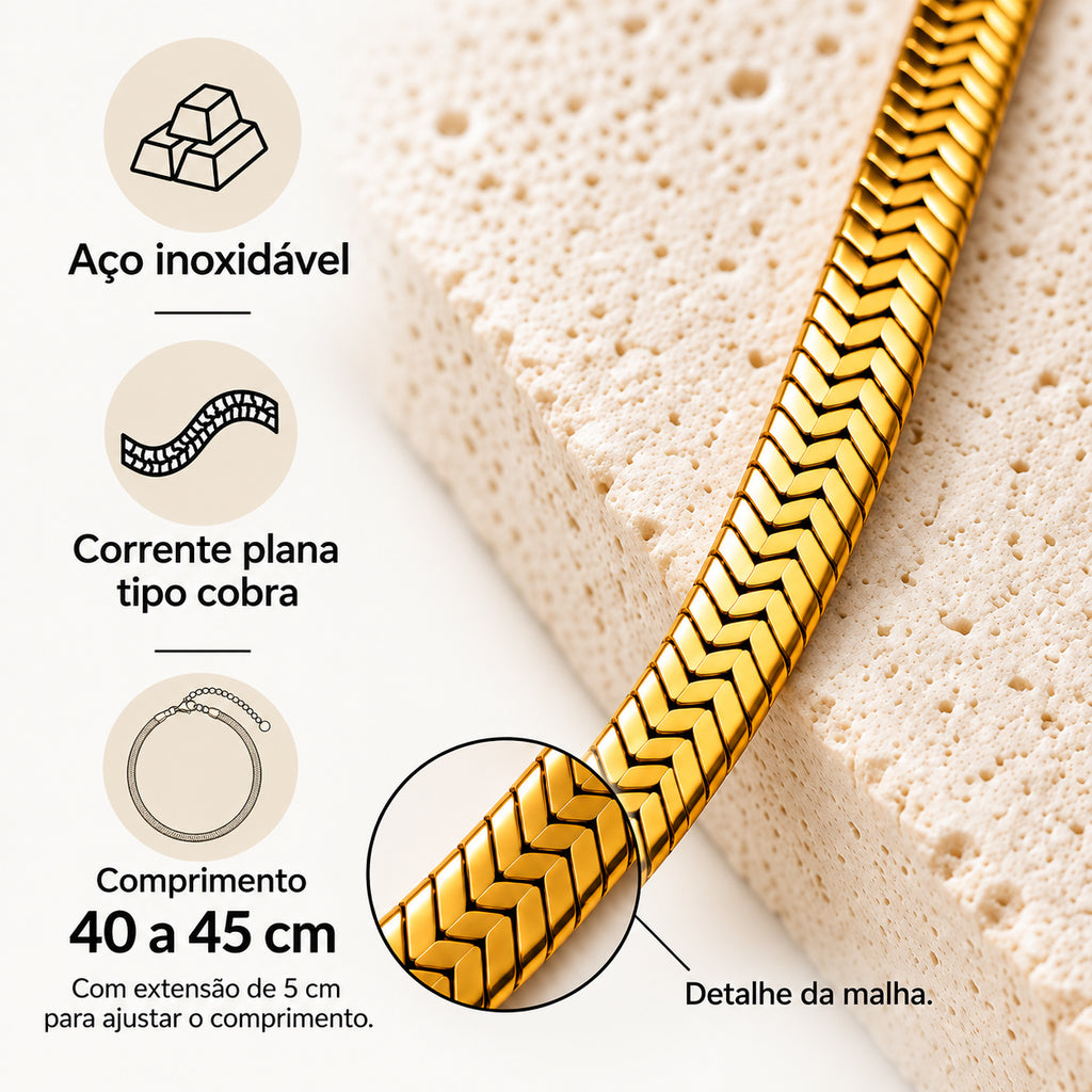 Colar SENA em aço inoxidável junto ao pescoço, destacando a corrente plana.