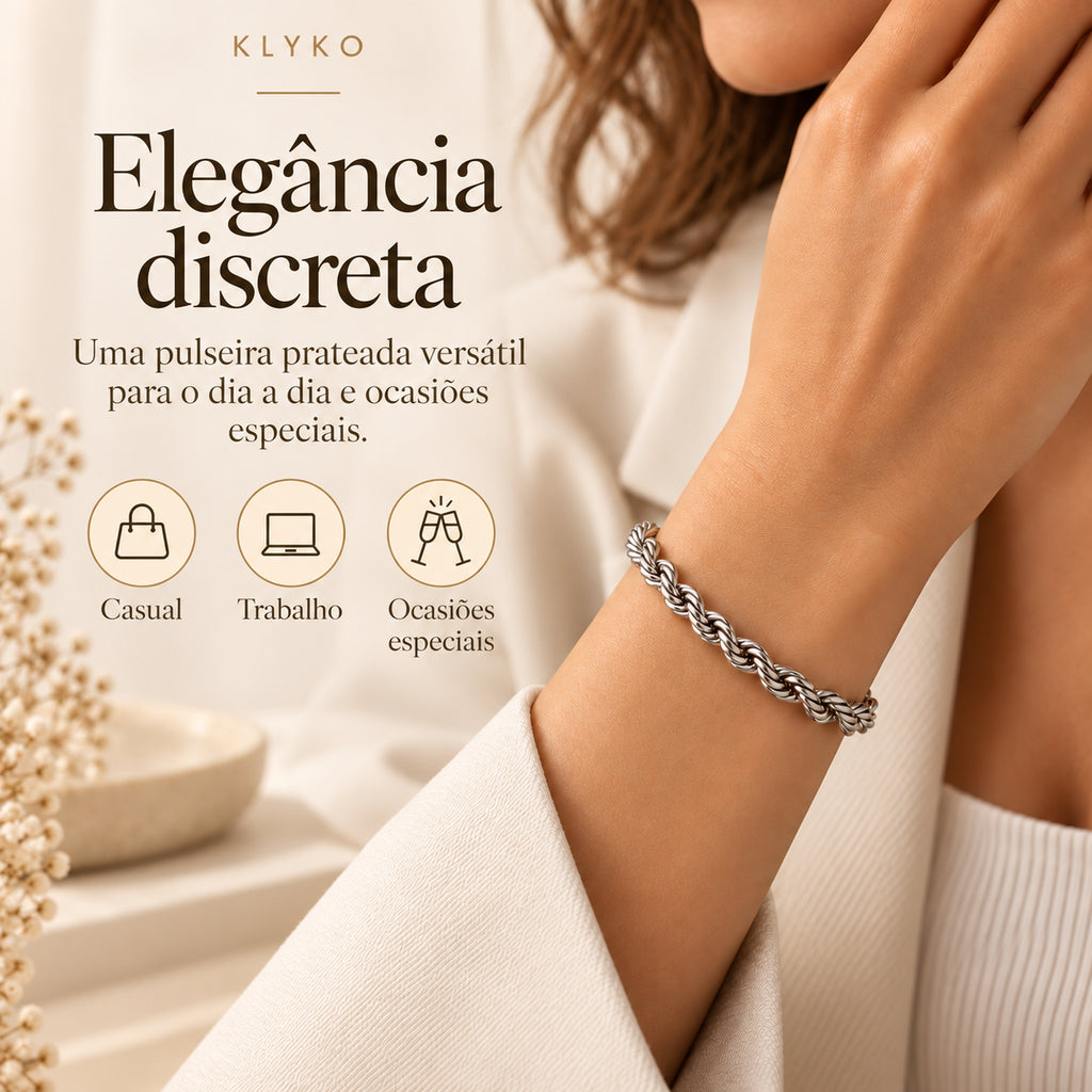 Pulseira ELARA dourada em aço inoxidável com corrente torcida.