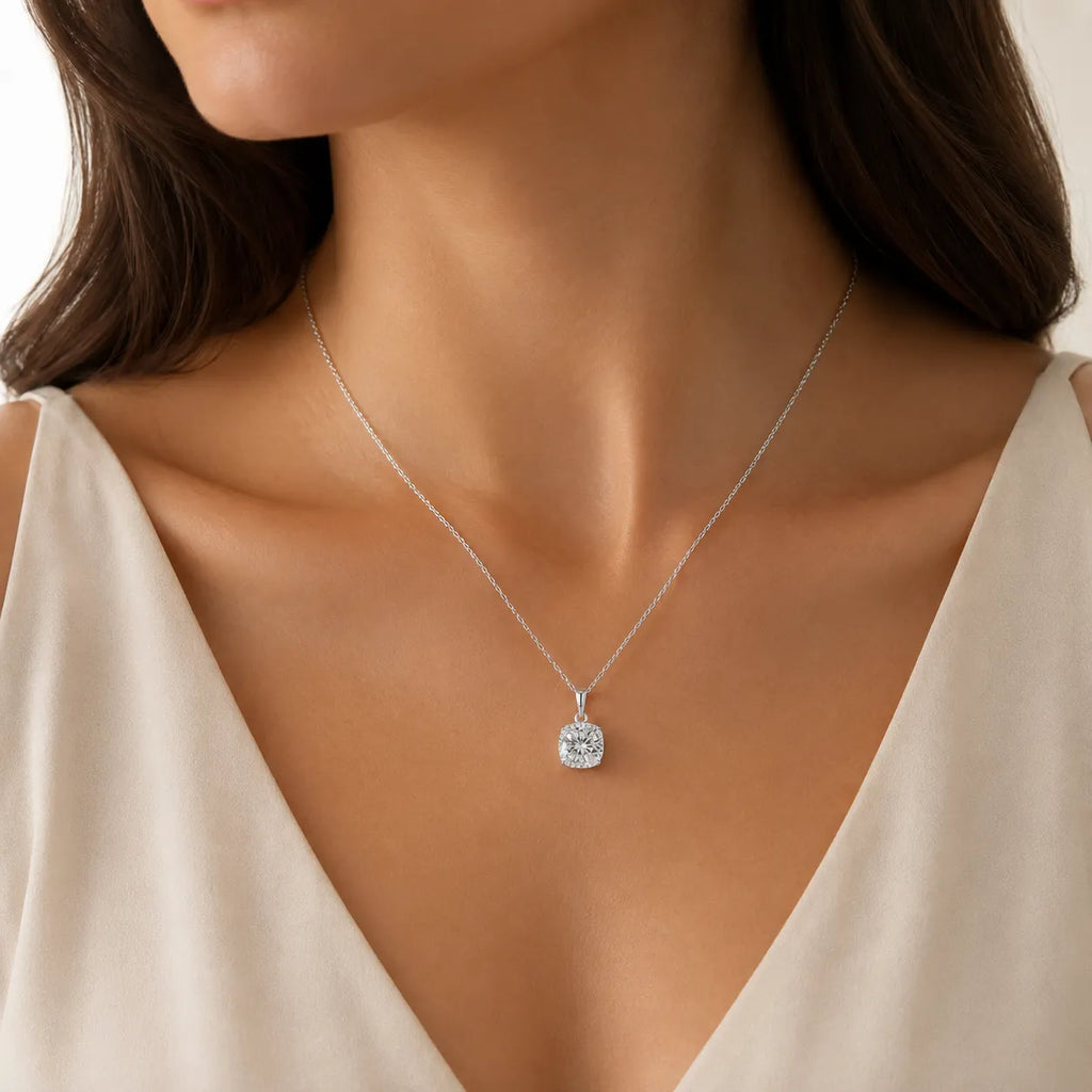 Mulher a usar o colar Eva com moissanite de 1 ct - corrente delicada até 45 cm