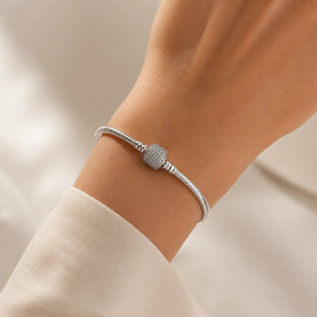 Pulseira snake em aço inoxidavel com detalhes brilhantes usada no pulso