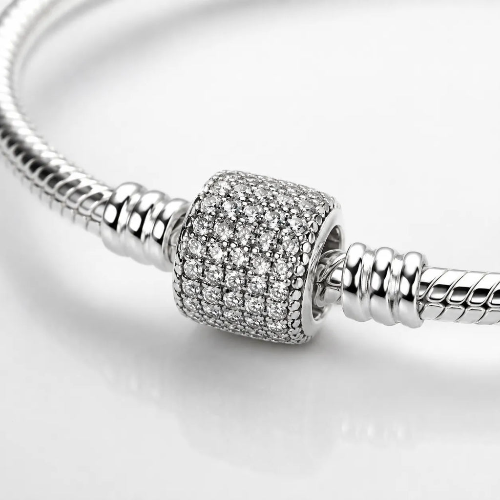 Pormenor do fecho com detalhes brilhantes da pulseira snake em aço inoxidavel