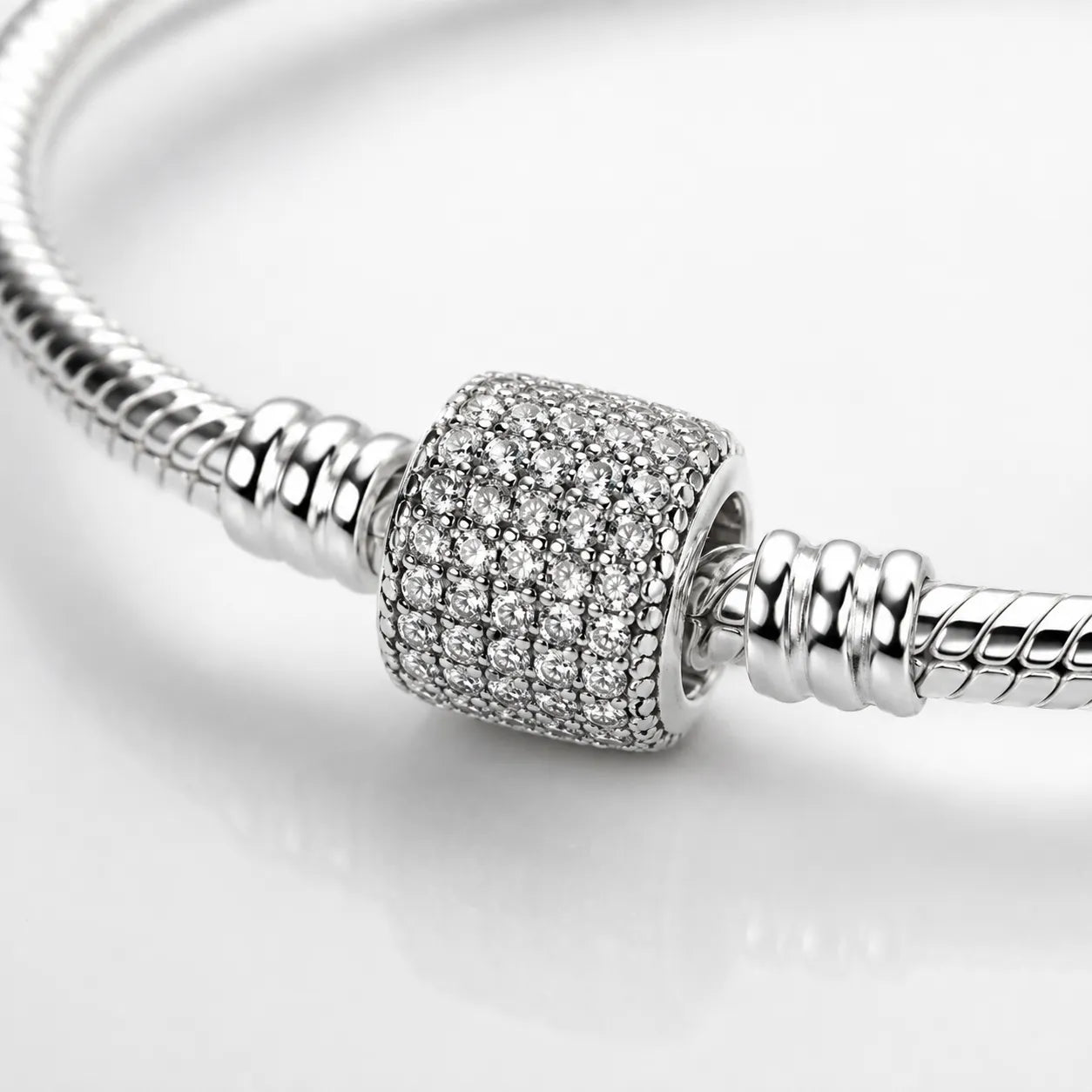 Pormenor do fecho com detalhes brilhantes da pulseira snake em aço inoxidavel