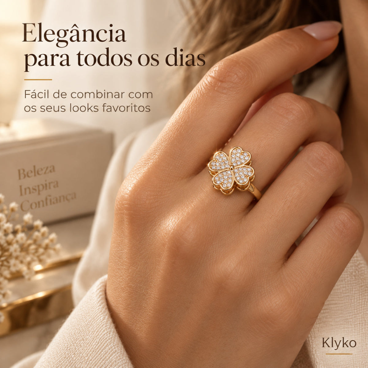 Anel HOPE dourado usado na mão com design de quatro folhas e visual feminino