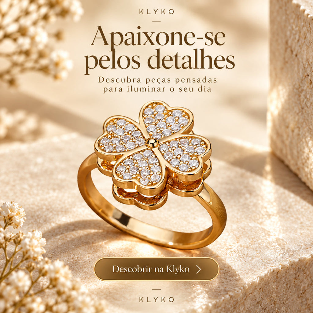 Anel HOPE com motivo de quatro folhas e detalhes brilhantes em cenário premium bege
