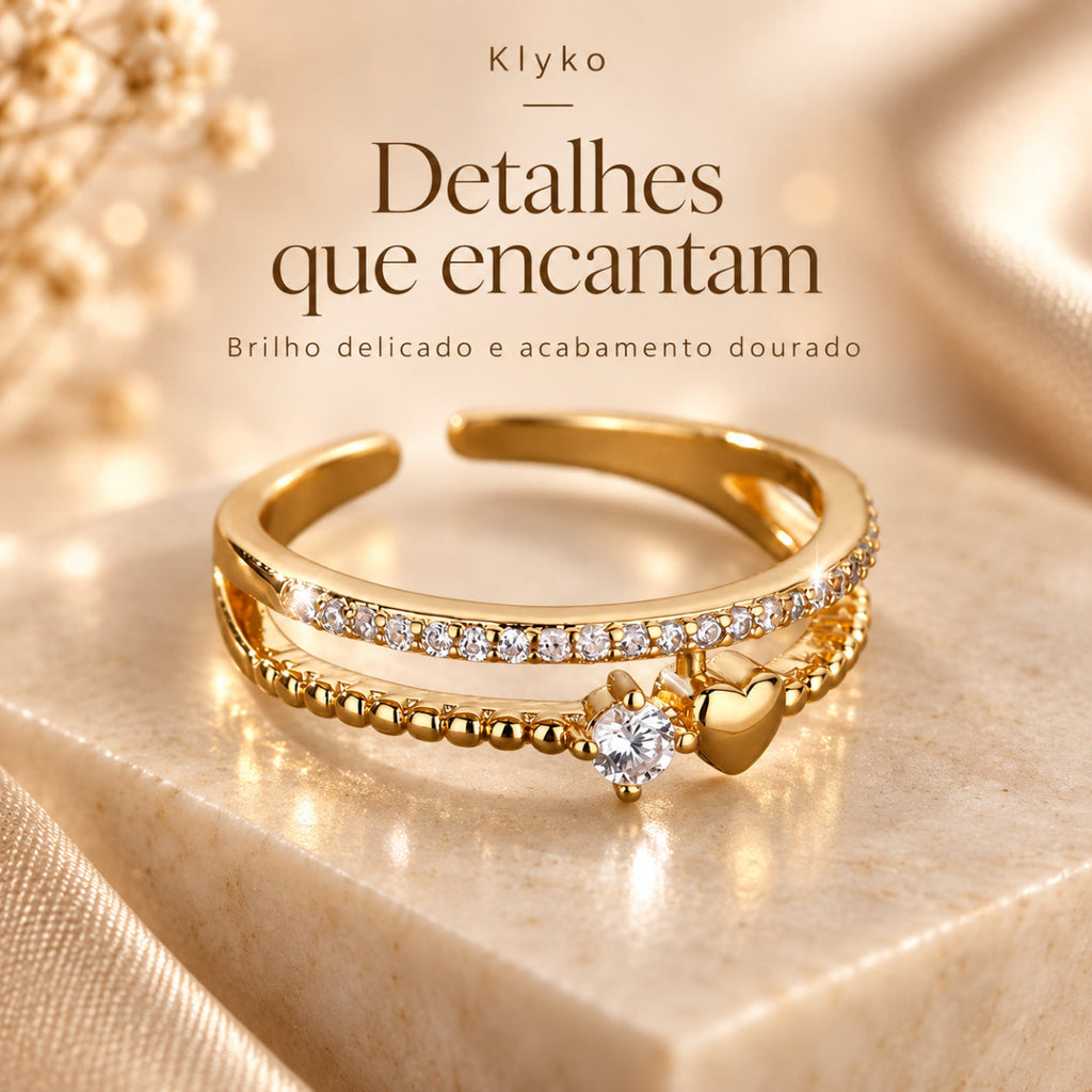 Close-up do Anel RUBY com pequenos detalhes brilhantes, coração e acabamento dourado