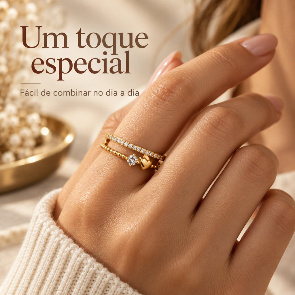 Anel RUBY dourado usado na mão com coração e detalhes brilhantes em estilo delicado