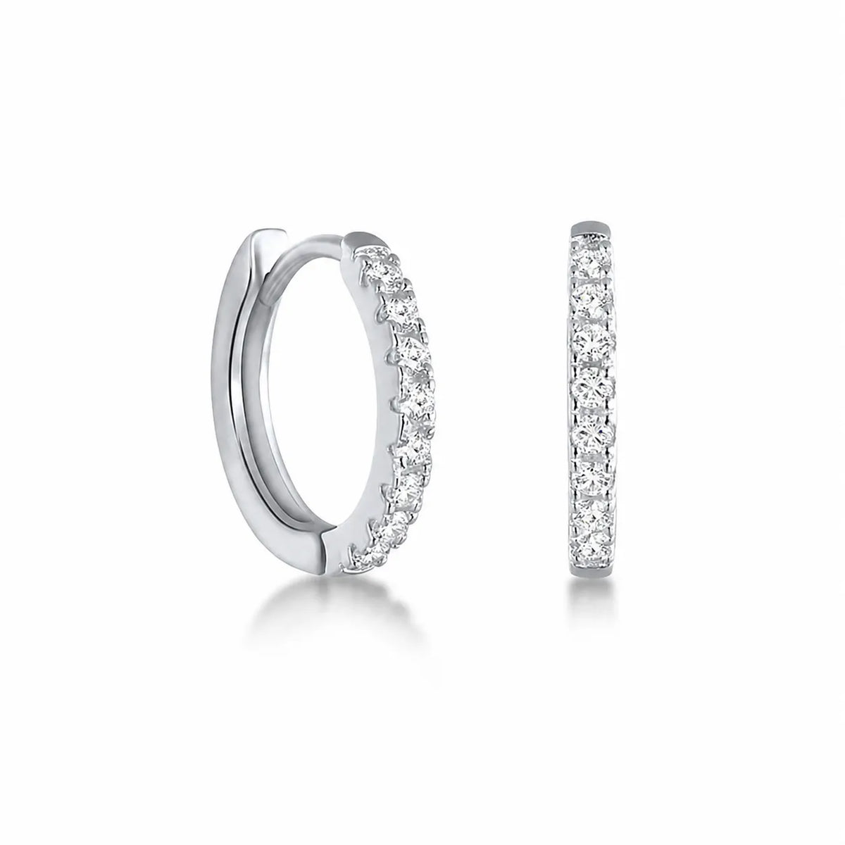 Brincos SOFIA prateados de argola pequena com zircónias sobre fundo branco