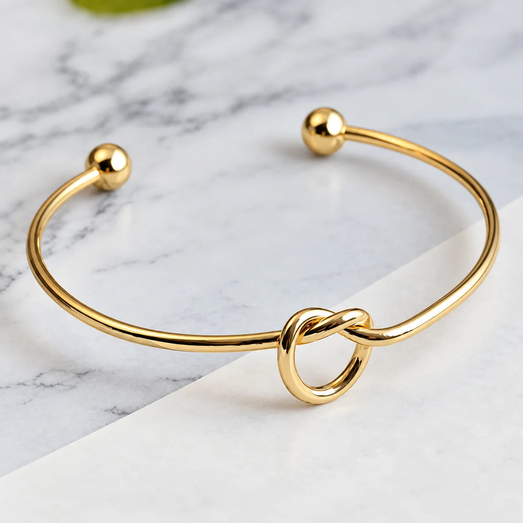Pulseira NOA em aço inoxidável com acabamento dourado, vista do produto