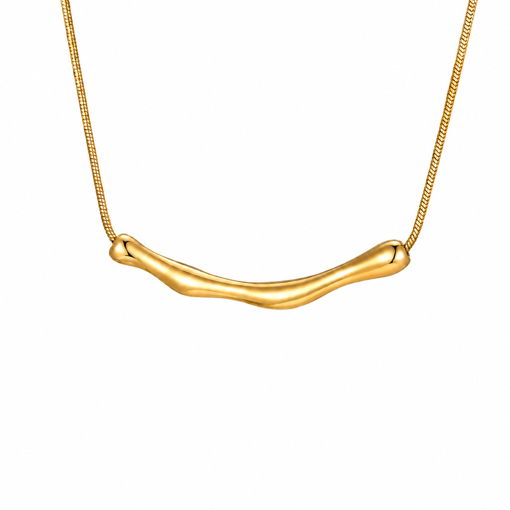Colar MIRA dourado em aço inoxidável com corrente cobra e elemento central orgânico curvo