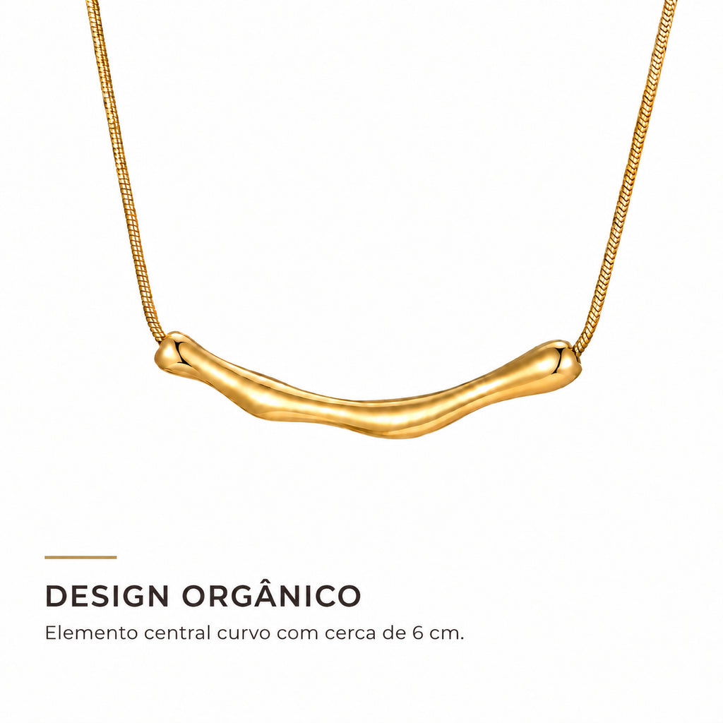 Colar MIRA dourado com design orgânico e elemento central de aproximadamente 6 cm