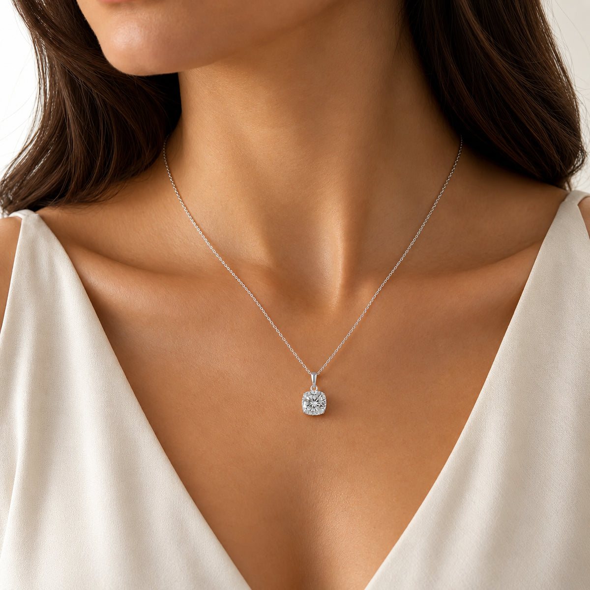 Colar EVA prateado feminino usado ao pescoço com pendente brilhante