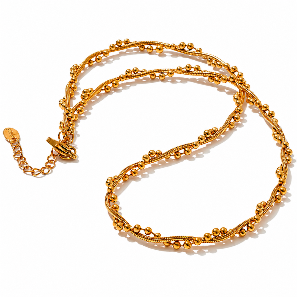 Colar BRISA dourado PVD em aço inoxidável, corrente texturada com contas e extensão ajustável sobre fundo branco