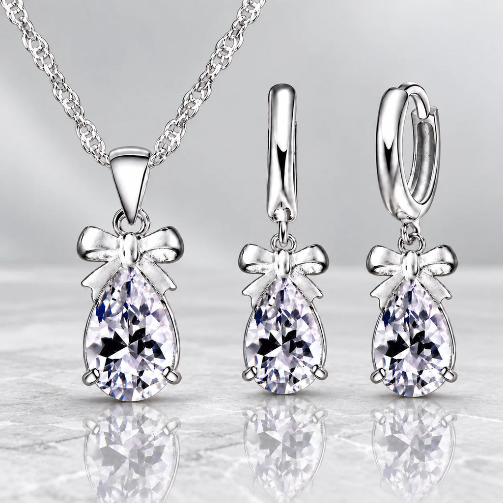 Conjunto LUMI com colar e brincos de zircónia cúbica em formato de gota e acabamento prateado