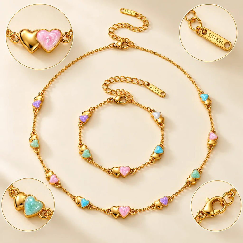 Detalhes do Conjunto CELINE com corações coloridos e acabamento dourado