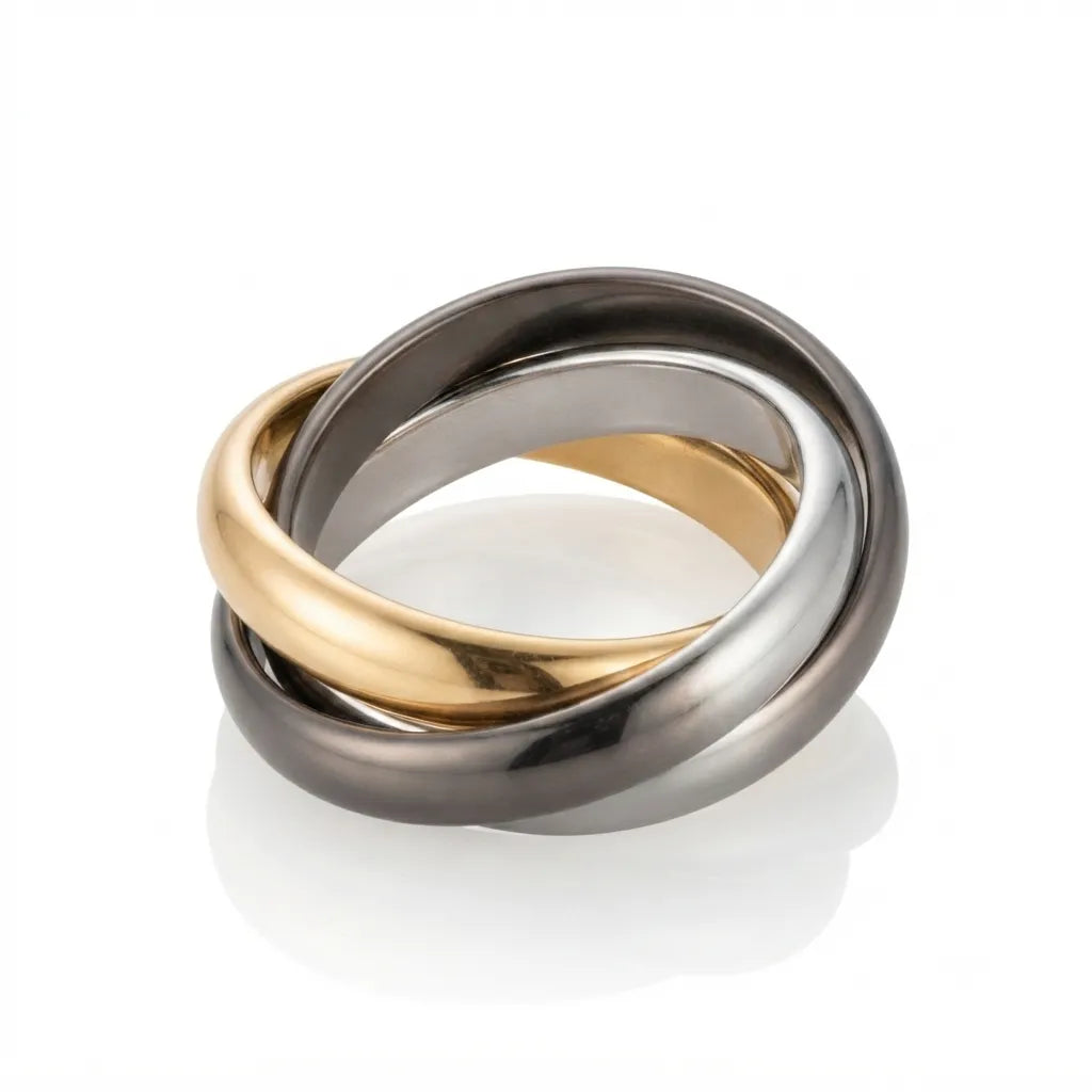 Anel TRINITY em aço inoxidável com três aros entrelaçados dourado, prateado e preto.