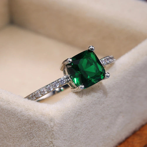 Anel STELLA com pedra verde quadrada e detalhes laterais em zircónia cúbica.