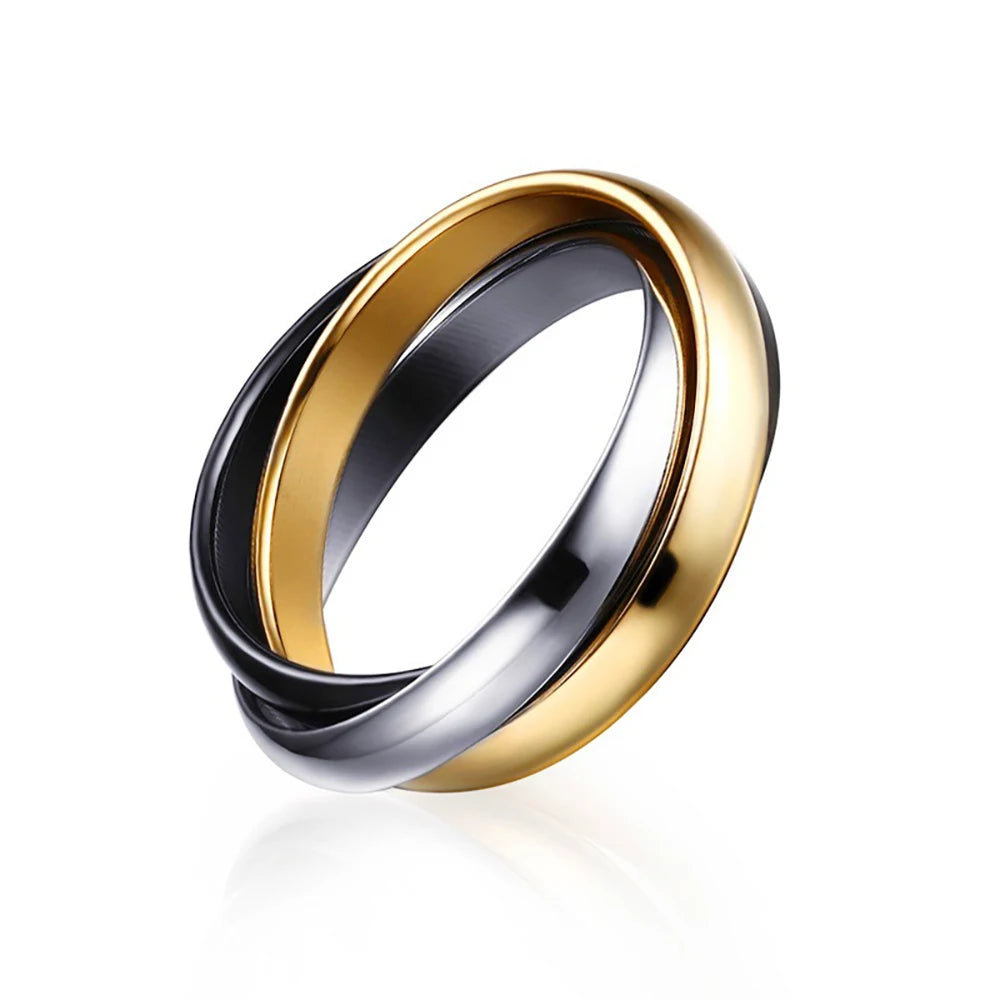 Anel TRINITY entrelaçado em aço inoxidável com acabamentos dourado, prateado e preto.