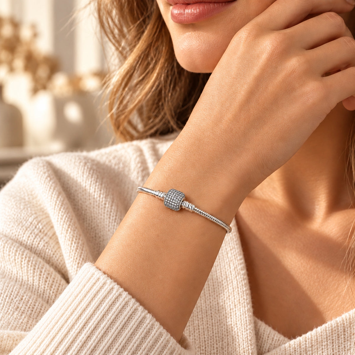 Pulseira LIA prateada em aço inoxidável com malha snake e fecho cilíndrico.