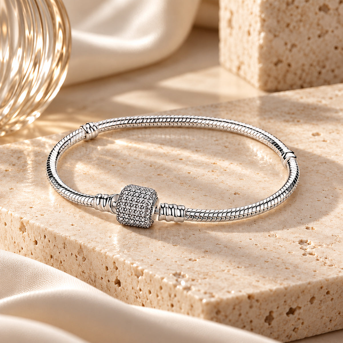 Pulseira LIA prateada em aço inoxidável com malha snake, vista em detalhe.
