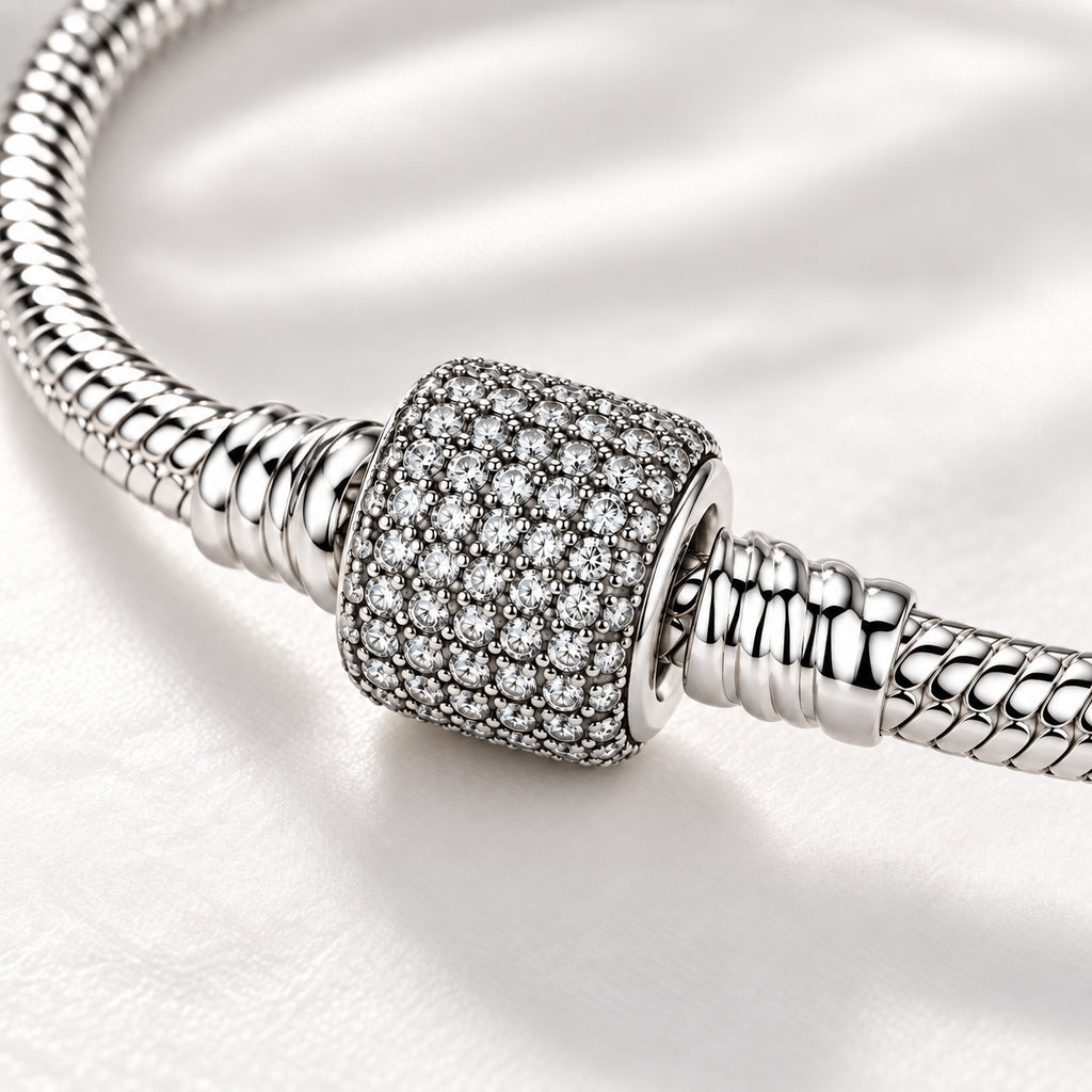 Detalhe da malha snake e do fecho cilíndrico da Pulseira LIA prateada.