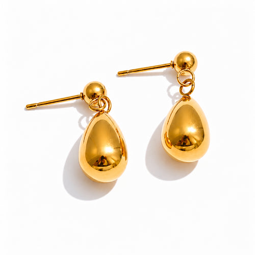 Brincos NOLA dourados e prateados em aço inoxidável com design pendente em forma de gota.