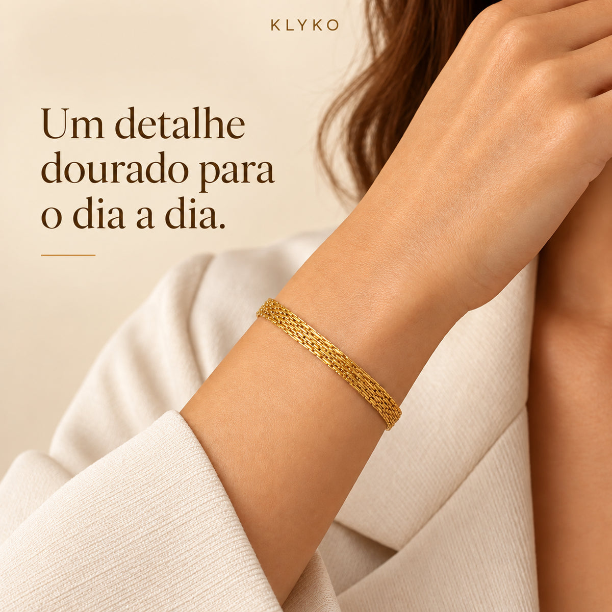 Pulseira LUMA dourada em aço inoxidável apresentada em composição elegante.