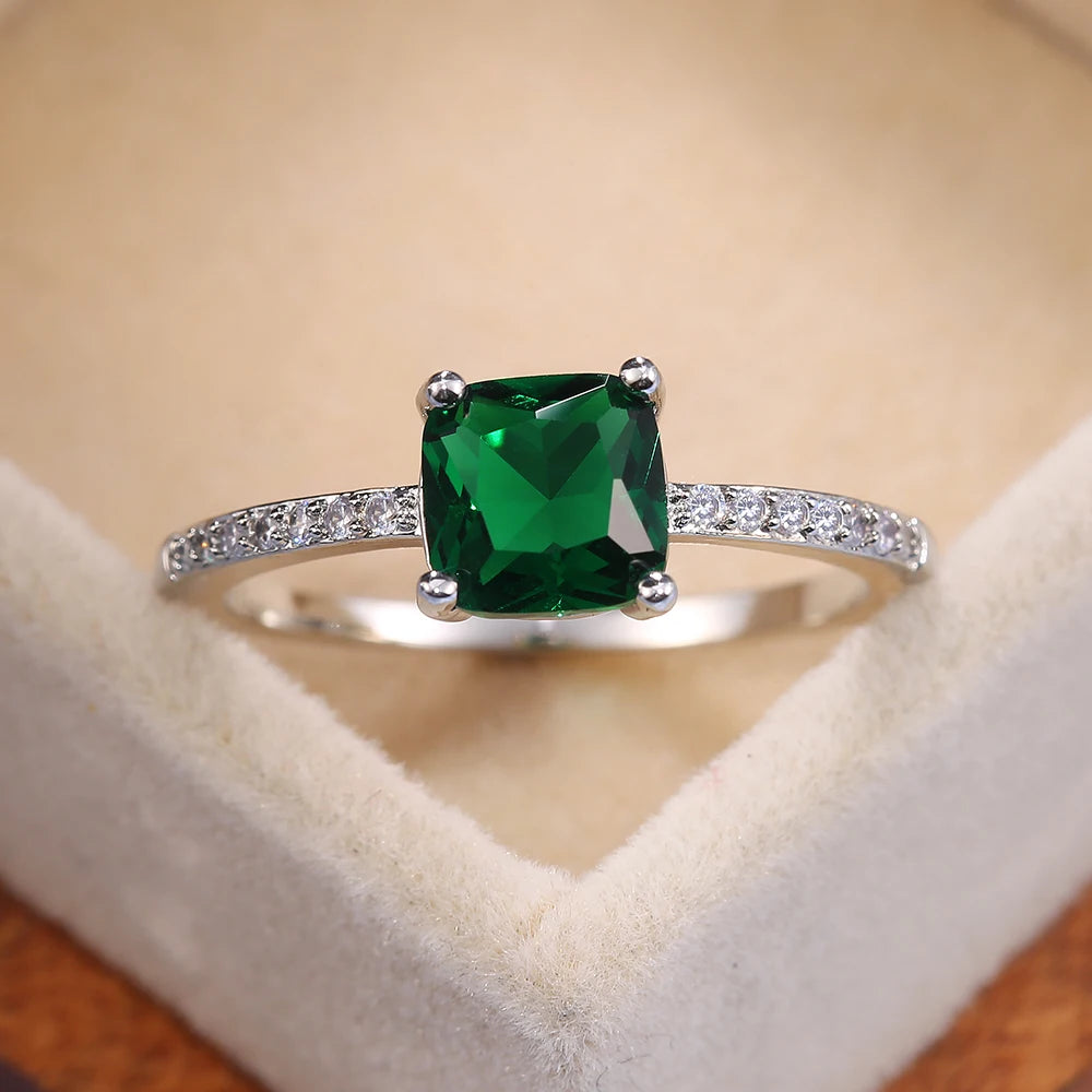 Anel STELLA Verde visto em detalhe com pedra central quadrada.