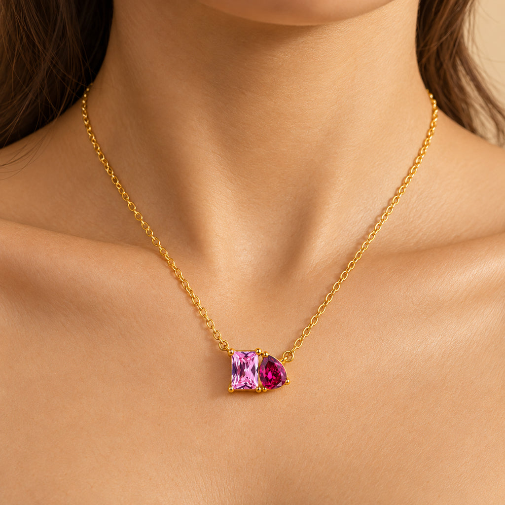 Colar CLARA dourado com pendente duplo rosa e vermelho usado ao pescoço