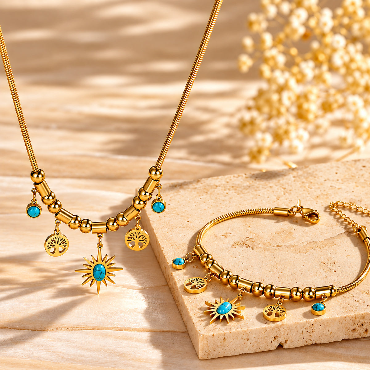 Conjunto SOLARA com colar e pulseira em cenário premium com acabamento dourado