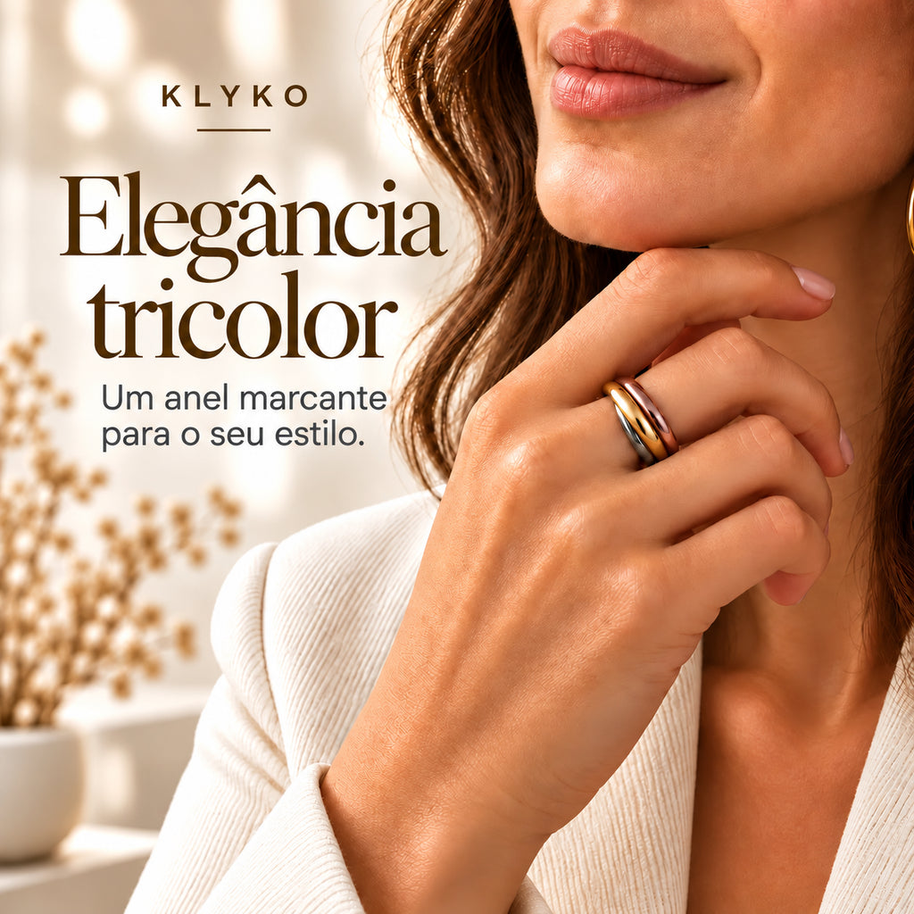 Mulher a usar o anel TRINITY tricolor de três aros entrelaçados