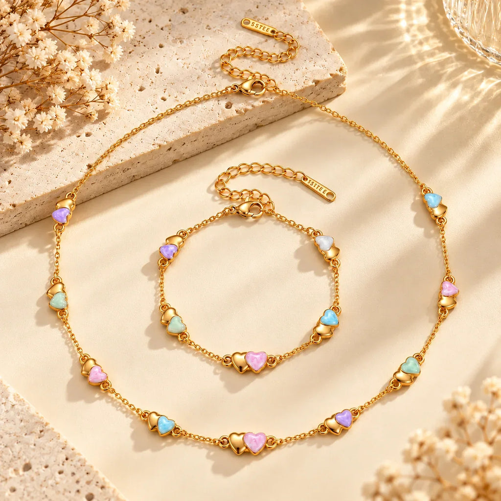 Conjunto CELINE em aço inoxidável com corações coloridos em cenário premium